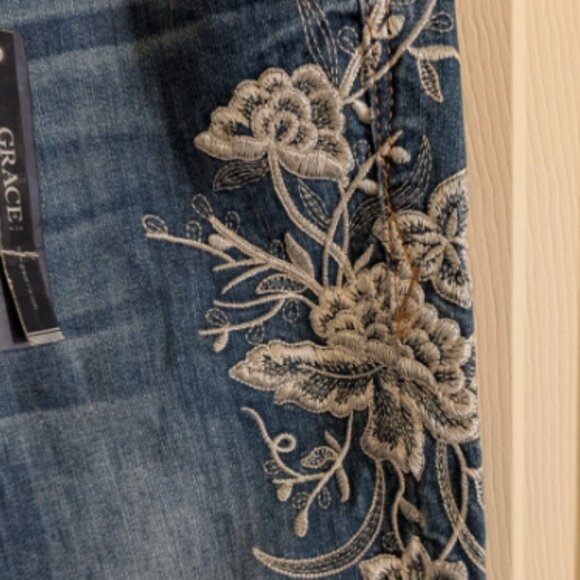 Grace Womes Size 30 Embellished Boot Leg Distressed Denim Jeans NWT - Picture 5 of 7